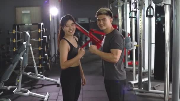 Asiatisk Man Och Kvinna Visar Muskler Innan Träning Gym — Stockvideo