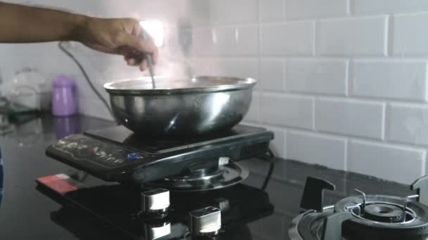 Człowiek Gotowanie Żywności Kuchni Domu — Wideo stockowe