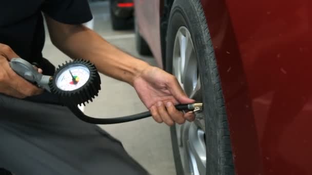 Инспекция легковых автомобилей в Азии Измерение количества надутых резиновых шин — стоковое видео