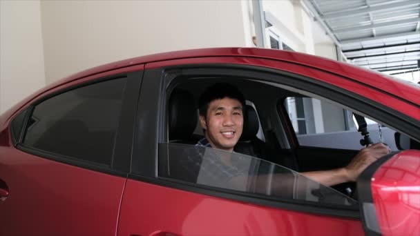 Asiático hombre abre rojo coche puerta con inteligente keyless para automotriz o — Vídeo de stock