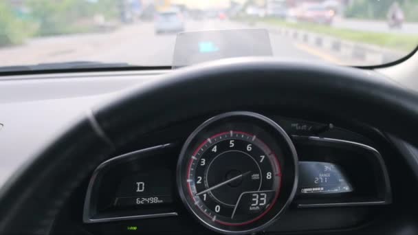 人类驾驶的缓慢镜头 从司机看汽车仪表盘 控制台指示器 道路和车辆仪表盘 — 图库视频影像