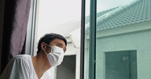 Imagens Lentas Homem Estressante Máscara Cirúrgica Protetora Espreitam Pela Janela — Vídeo de Stock