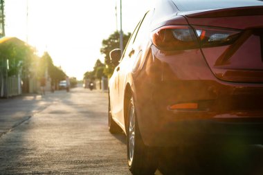 Otomotiv yolundaki otomotiv kapanış günbatımı arka planda ulaşım için, doğadan araç arazisine seyahat yaz yolculuğu için güneş ışığı ve yaşam tarzı