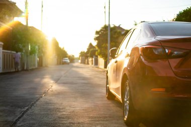 Otomotiv yolundaki otomotiv kapanış günbatımı arka planda ulaşım için, doğadan araç arazisine seyahat yaz yolculuğu için güneş ışığı ve yaşam tarzı