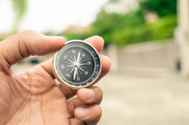 Şehir ve araba üzerinde el ele tutuşan adam arka planda bulanık duvar kâğıdı, arka plan yolculuğu veya navigatör resmi kullanarak.