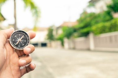 Şehir ve araba üzerinde el ele tutuşan adam arka planda bulanık duvar kâğıdı, arka plan yolculuğu veya navigatör resmi kullanarak.