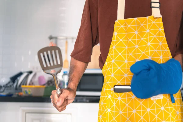 Borrosa Hombre Asiático Cocina Cocina Casa Sostiene Bowl Espátula Gran — Foto de Stock