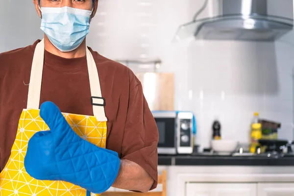 Homem Desfocado Asiático Cozinhar Cozinha Casa Ele Mantém Tigela Espátula — Fotografia de Stock