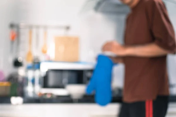 Borrosa Hombre Asiático Cocina Cocina Casa Sostiene Bowl Espátula Gran — Foto de Stock