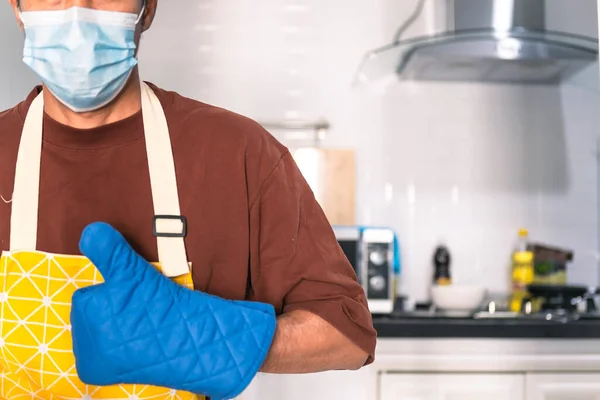 Homem Desfocado Asiático Cozinhar Cozinha Casa Ele Mantém Tigela Espátula — Fotografia de Stock