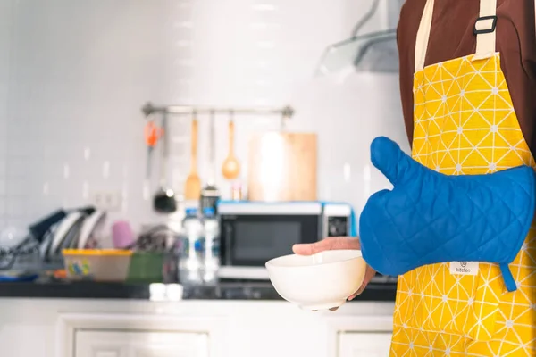 Borrosa Hombre Asiático Cocina Cocina Casa Sostiene Bowl Espátula Gran — Foto de Stock