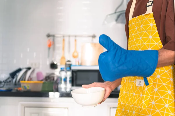 Wazig Man Aziatische Koken Keuken Van Huis Hij Houdt Kom — Stockfoto