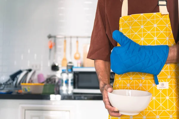 Borrosa Hombre Asiático Cocina Cocina Casa Sostiene Bowl Espátula Gran — Foto de Stock