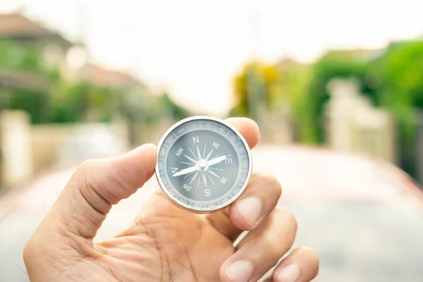 도시와 자동차에 나침반을 사람은 벽지나 여행이나 항해사의 이미지를 사용하여 배경을 — 스톡 사진