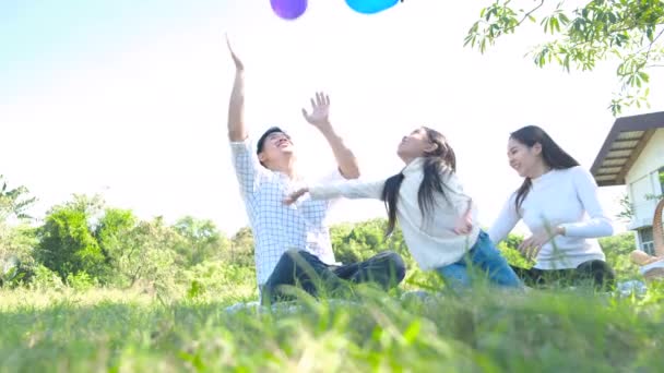 Den Unga Familjen Sitter Parken Och Leker Med Luftballonger — Stockvideo