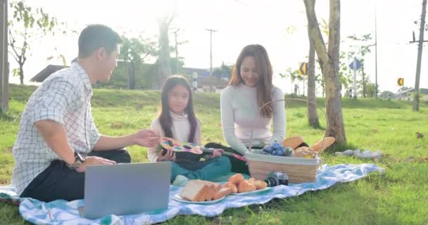 Familia Joven Está Sentada Parque Tienen Picnic Hija Está Sosteniendo — Vídeo de stock