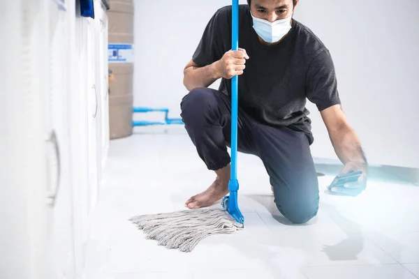 Personal Limpieza Inspección Hombre Asiático Cocina Fondo Borroso Del Cuarto — Foto de Stock