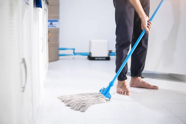 Personal Limpieza Inspección Hombre Asiático Cocina Fondo Borroso Del Cuarto — Foto de Stock