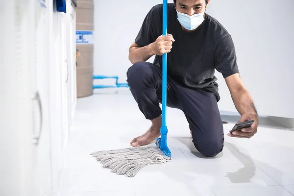 Asiático Homem Inspeção Pessoal Limpeza Cozinha Banheiro Embaçado Fundo Metáfora — Fotografia de Stock