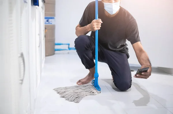 Personal Limpieza Inspección Hombre Asiático Cocina Fondo Borroso Del Cuarto — Foto de Stock