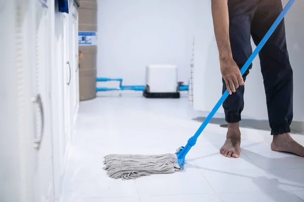 Personal Limpieza Inspección Hombre Asiático Cocina Fondo Borroso Del Cuarto — Foto de Stock