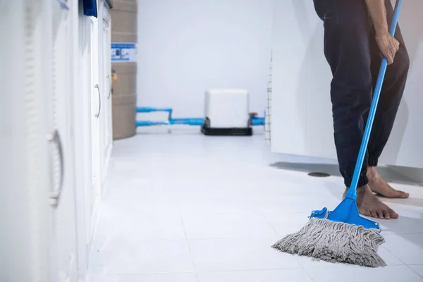 Азіатський Персонал Перевірки Прибирання Кухні Туалет Розмитий Фон Метафора Очищення — стокове фото