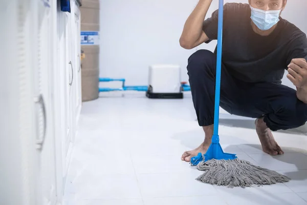 Asiatische Mann Inspektion Reinigungspersonal Küche Bad Verschwommenen Hintergrund Metapher Für — Stockfoto