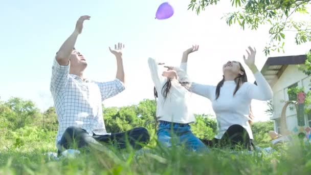 Jonge Familie Zit Het Park Speelt Met Luchtballonnen — Stockvideo