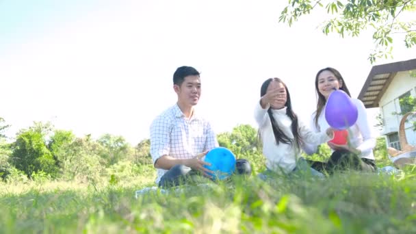 Les Jeunes Familles Sont Assises Dans Parc Jouent Avec Des — Video