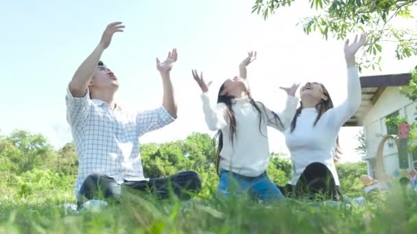 Jonge Familie Zit Het Park Speelt Met Luchtballonnen — Stockvideo