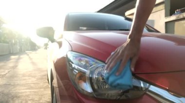 Otomobil taşıma otomobili 4K video galerisinde müşteriye kaliteli temizlik yapmak için Asya denetleme farları ve temizlik ekipmanlarıyla kırmızı araba yıkama