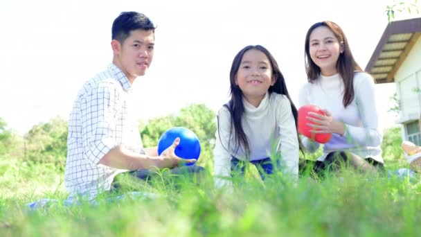 Bonito Família Asiática Brincando Com Balões Parque Durante Piquenique — Vídeo de Stock