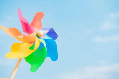 Gökyüzünde el ele tutuşan türbinler özgürlük için, çocuk, yel değirmenleri hava değirmenleri çocukluk hareketli yaşam tarzı park oyunu ve tatil oyuncağı konsepti. Yavaş çekim için kaydırma oyuncağı.