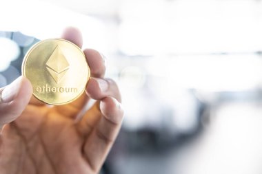 Asyalı iş adamı teknolojisi bulanık ofis geçmişinde bozuk para buldu. İş adamları için, finans, yaşam tarzı ve ethereum veya zincir teknolojisi imajını engelleme