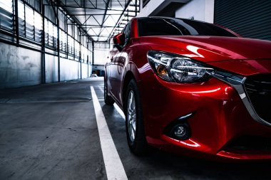 Müşteriler için siyah arka planda kırmızı bir araba kuyruğu. Taşıma veya otomobil için duvar kağıdı veya arkaplan kullanımı