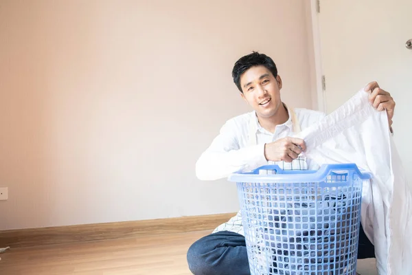 Asiático Marido Trabalhando Lição Casa Ele Está Preparando Roupas Cesta — Fotografia de Stock