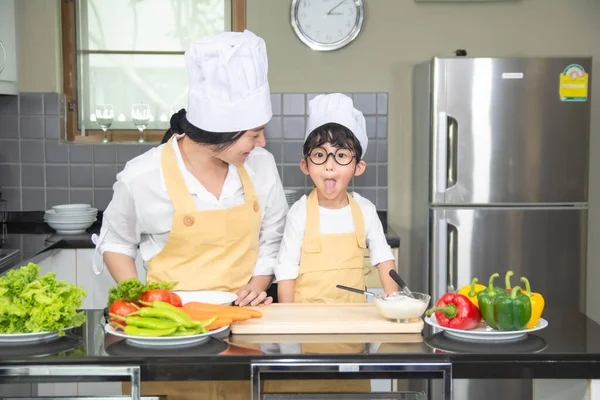 Mujer Asiática Joven Madre Con Hijo Niño Cocina Ensalada Comida — Foto de Stock