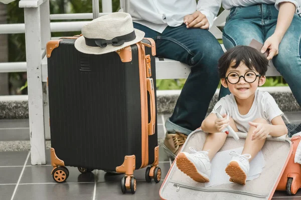 Padre Madre Hijo Asiático Tienen Pasaporte Mapa Para Viajar Familia — Foto de Stock