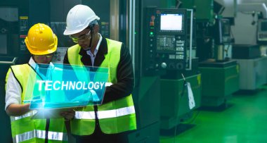 Endüstriyel sektörde erkek mühendisler, endüstriyel üretim fabrikası mekanik ekran arayüzü, robot üreten endüstri mühendisi teknolojisinde başlık takıyor.