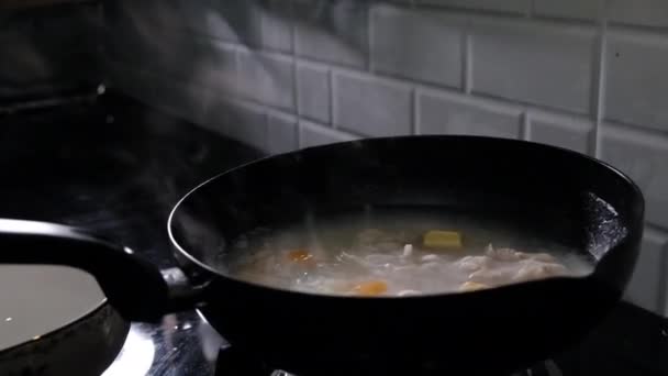 Voedsel Koken Warm Water Aan Noedels Vlees Koken Voor Het — Stockvideo