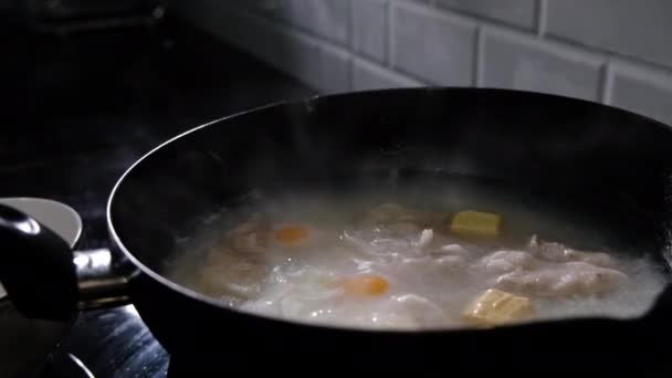 Jedzenie Gotowanie Gorącej Wodzie Gotować Makaron Mięso Przed Podaniem Szczęśliwej — Wideo stockowe