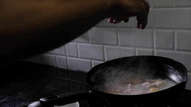 在开水中煮熟的食物可以煮面条和肉 然后送到快乐的家庭去吃 — 图库视频影像