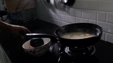 Sıcak suda erişte ve et kaynatmak için yemek. Mutlu bir aileye servis edilmeden önce. 