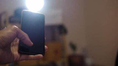 Erkek eli boş ekranlı akıllı telefonu tutuyor
