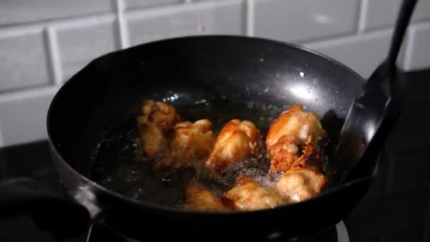 Asiatischer Mann Kocht Gebratenes Huhn Der Heimischen Küche Hält Spachtel — Stockvideo