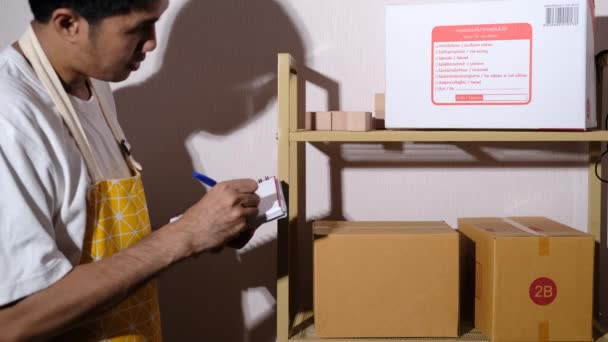 Hombre Asiático Escribiendo Producto Pedido Llamadas Clientes Para Ordenar Notas — Vídeo de stock