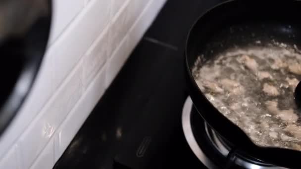 在开水中煮熟的食物可以煮面条和肉 然后送到快乐的家庭去吃 — 图库视频影像