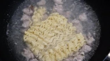 Sıcak suda erişte ve et kaynatmak için yemek. Mutlu bir aileye servis edilmeden önce.