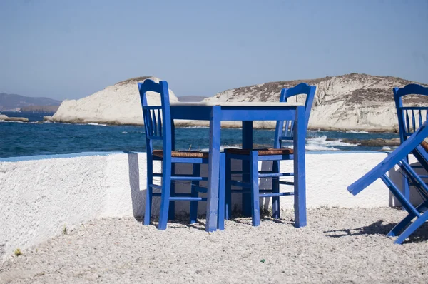 Ble stoelen en tafel kant op zee restaurant — Stockfoto