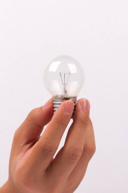 bir ampul tutan el 